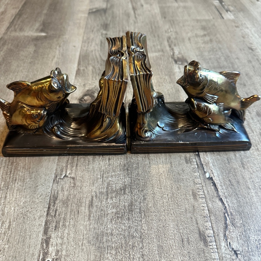 ANTIQUE K&O CO. SCHOOL FISH TEACHER & STUDENT ART STATUE SCULPTURE BOOKENDS 5LBS